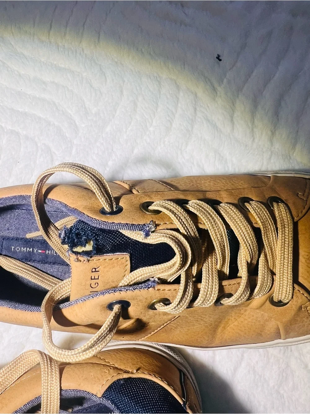 Tommy Hilfiger Tan Leather Low-Top Sneakers with Navy Lining 0016